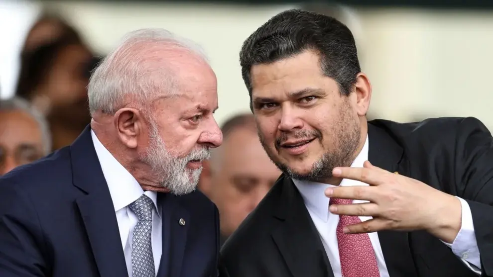 Alcolumbre busca diálogo com Lula após derrota de Messias