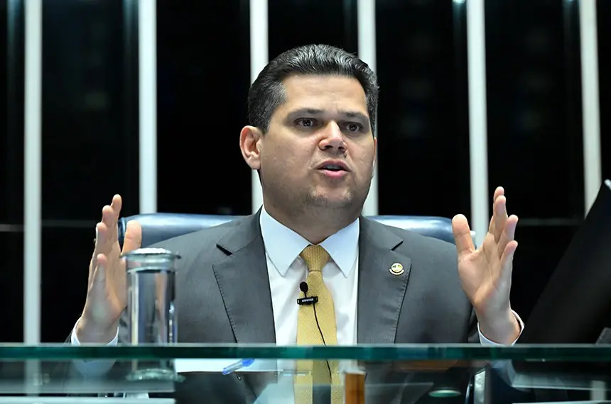 Alcolumbre evita prazo sobre fim da escala 6x1; empresários pedem adiamento