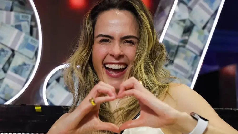 Ana Paula Renault arrasta fãs eufóricos em painel no SP2B