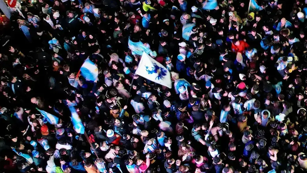 Argentinos tomam as ruas após vitória histórica sobre Inglaterra