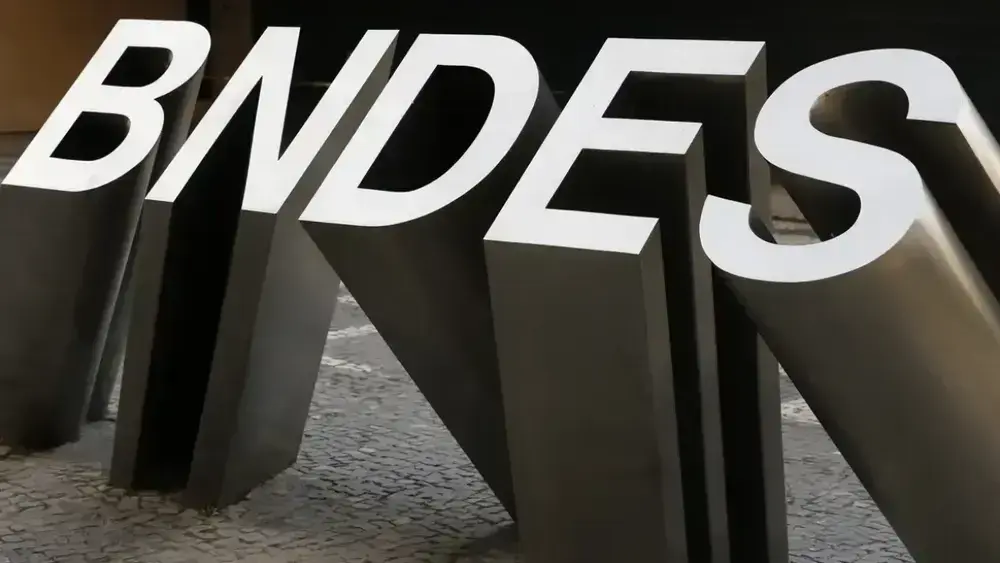 BNDES aprova R$ 20 bi para renovação de frota de ônibus e caminhões