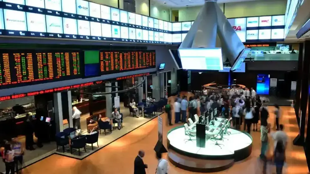 Bolsa abre atrasada e dólar sobe com Fed e balanços no radar