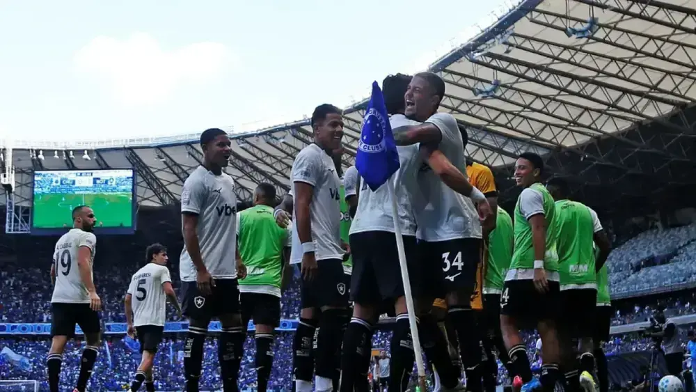 Botafogo vence Cruzeiro no Mineirão e sobe na tabela do Brasileirão