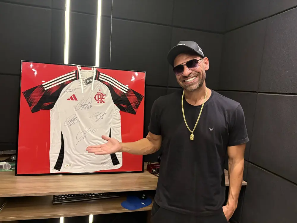Camisa do Flamengo autografada é rifada para ajudar mulher com câncer