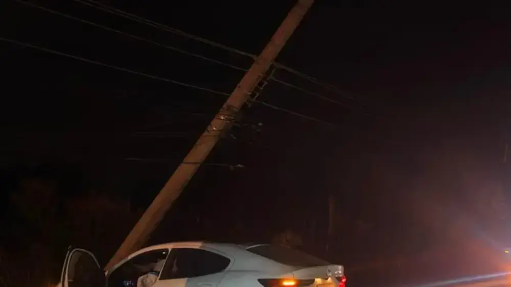 Carro bate em poste no Altiplano Leste e motorista não se feriu