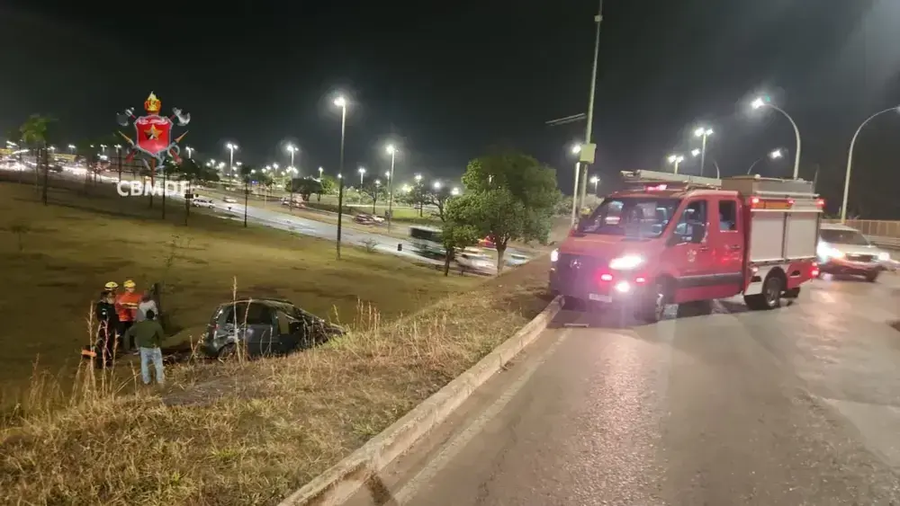 Carro capota na EPIA Sul e motorista é levado ao hospital