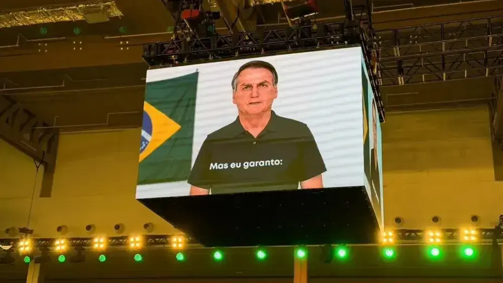 Defesa de Flávio diz ao TSE que vídeo com IA de Bolsonaro é legal