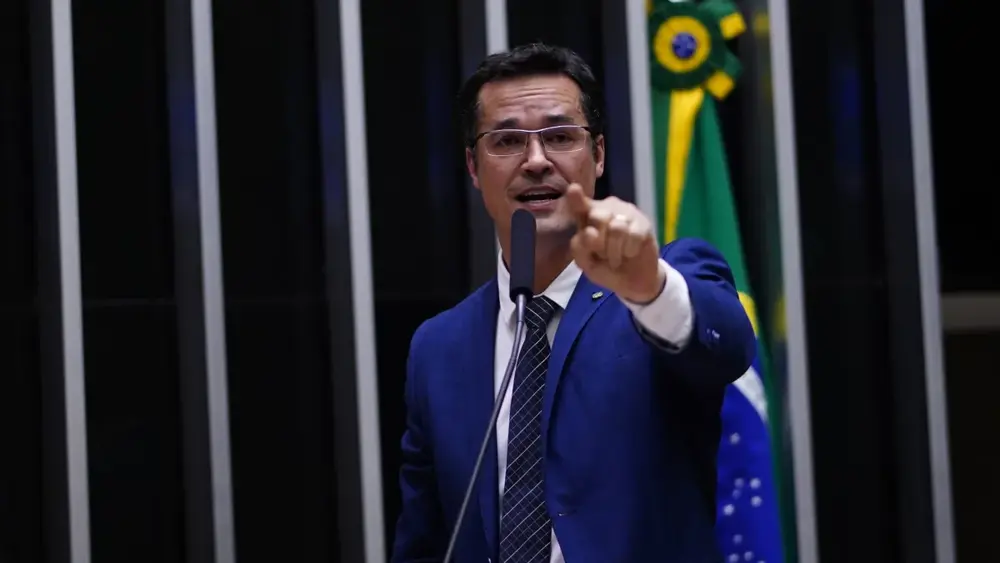 Deltan Dallagnol cogita esposa no Senado se for barrado