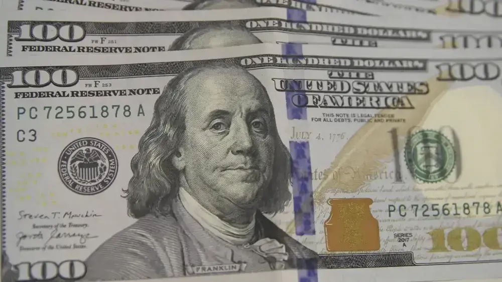 Dólar abre estável com IPCA-15 e expectativa pelo Fed
