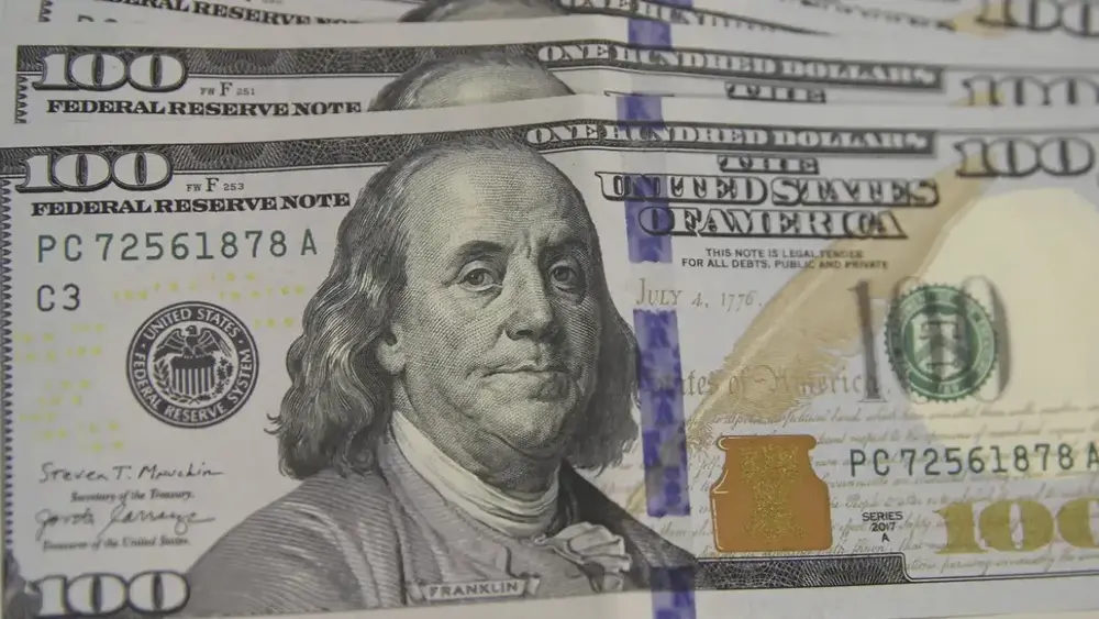 Dólar abre estável com IPCA-15 e expectativa pelo Fed