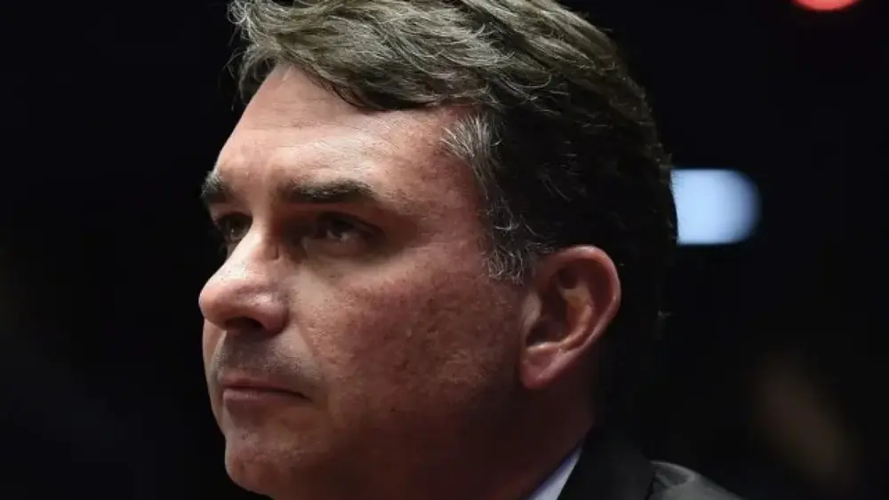 Flávio admite erro na relação de Bolsonaro com a imprensa