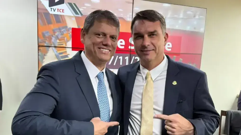 Flávio Bolsonaro muda QG para SP e se aproxima de Tarcísio