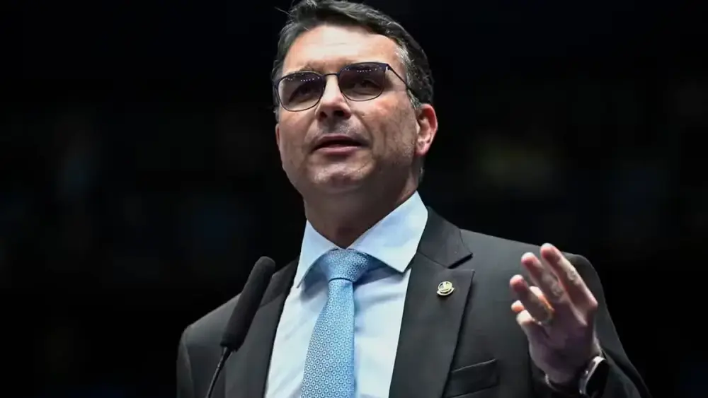 Flávio Bolsonaro nega escândalos e fala em 'guerra psicológica