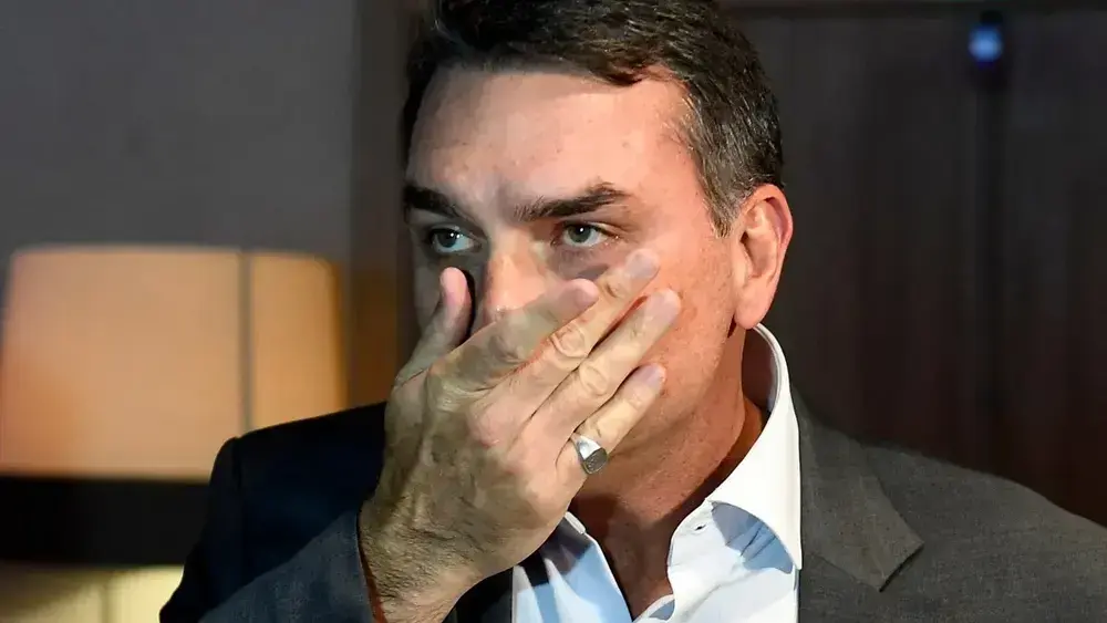 Flávio recorre ao STF contra proibição de visitas a Bolsonaro