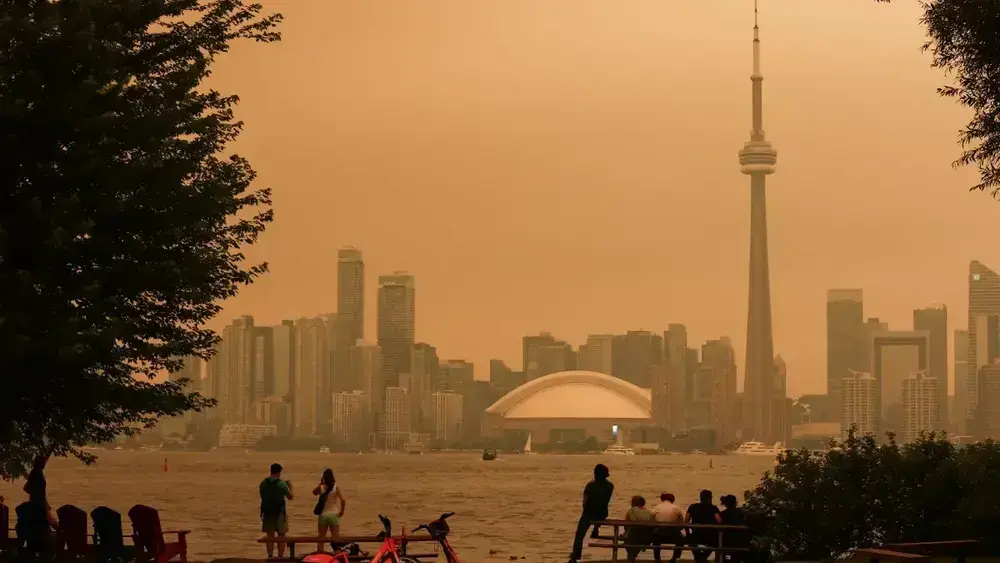 Fumaça de incêndios no Canadá encobre EUA e prejudica saúde