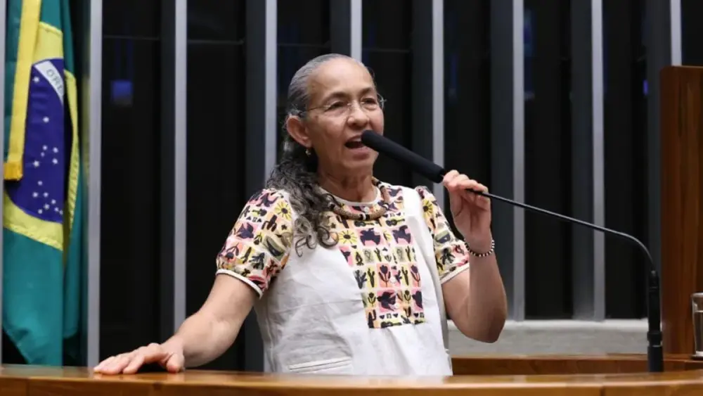 Heloísa Helena deixa Brasília com adeus dramático
