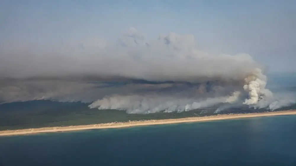 Incêndio na França: milhares fogem de paraíso turístico