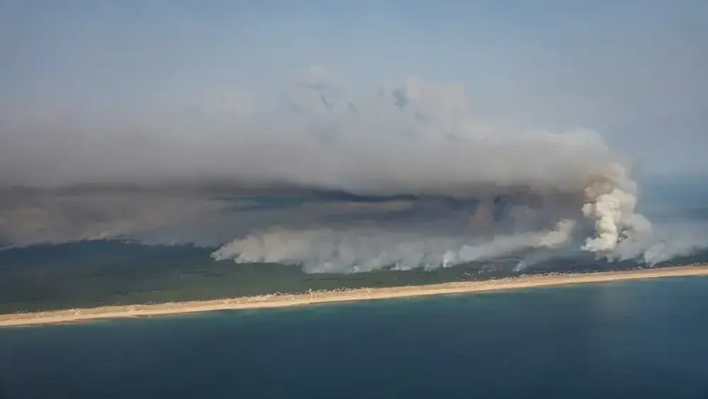 Incêndio na França: milhares fogem de paraíso turístico