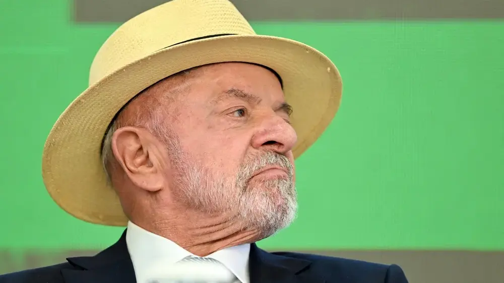 Lula registra foto de urna com chapéu pela 1ª vez; entenda