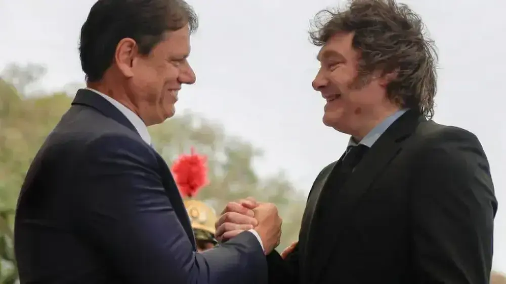 Milei evita coro que pede prisão de Lula em evento do PL