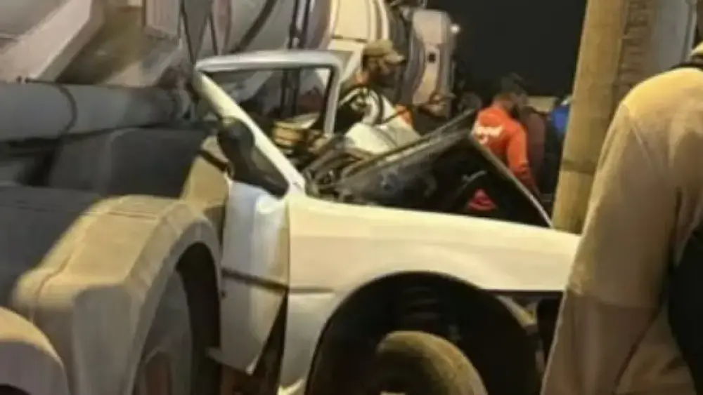 Motorista morre prensado entre caminhão e poste em GO