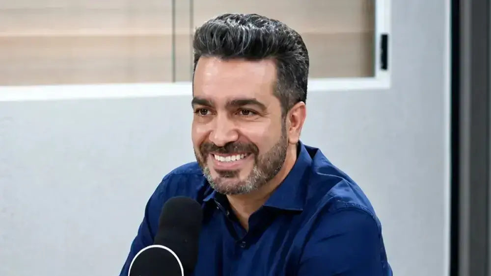 Pré-candidato promete iPhone grátis para quem fizer curso