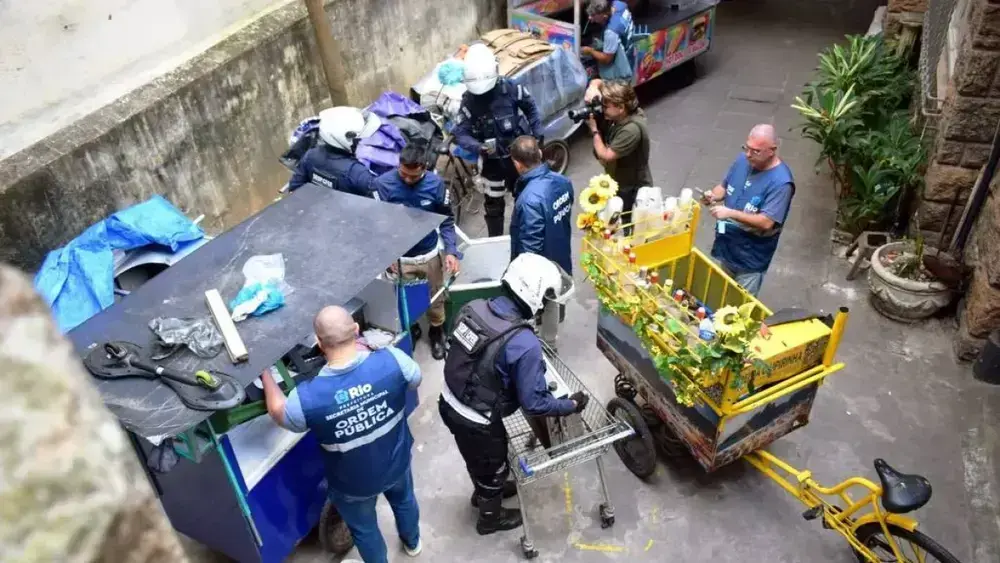 Rio interdita depósitos ilegais em ação na orla de Copacabana