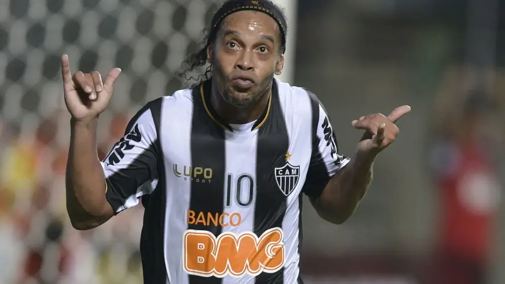 Ronaldinho, 46, anuncia volta ao futebol na 3ª divisão italiana