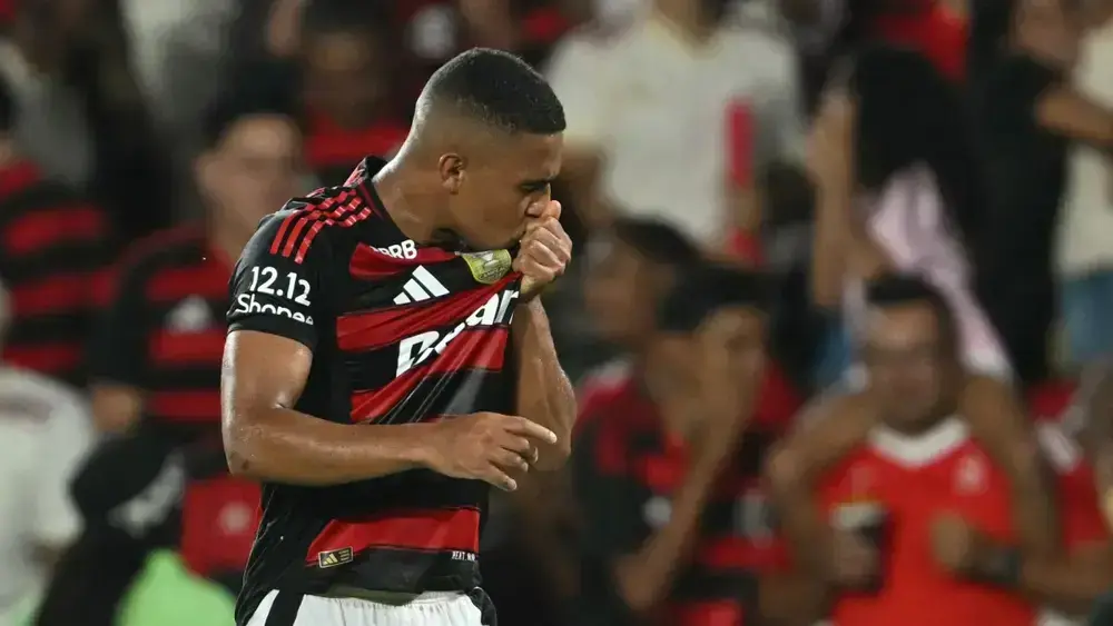 Samuel Lino decide, Flamengo vence Benfica e conquista Troféu do Algarve