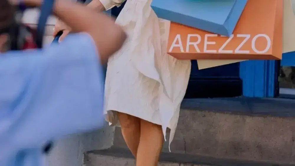 Sarah Jessica Parker é flagrada com sacolas da Arezzo em NY