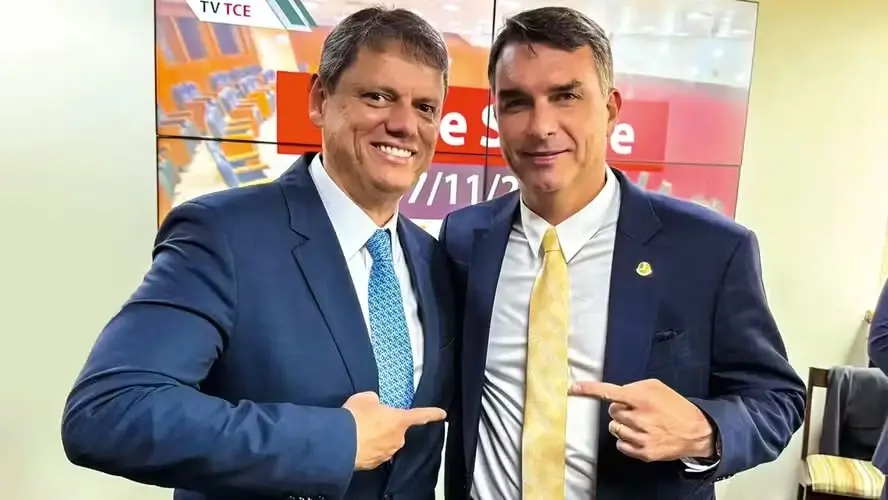 Tarcísio diz que Flávio precisa explicar dinheiro do Banco Master