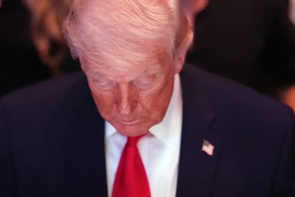 Trump publica foto de navios afundados e provoca Irã