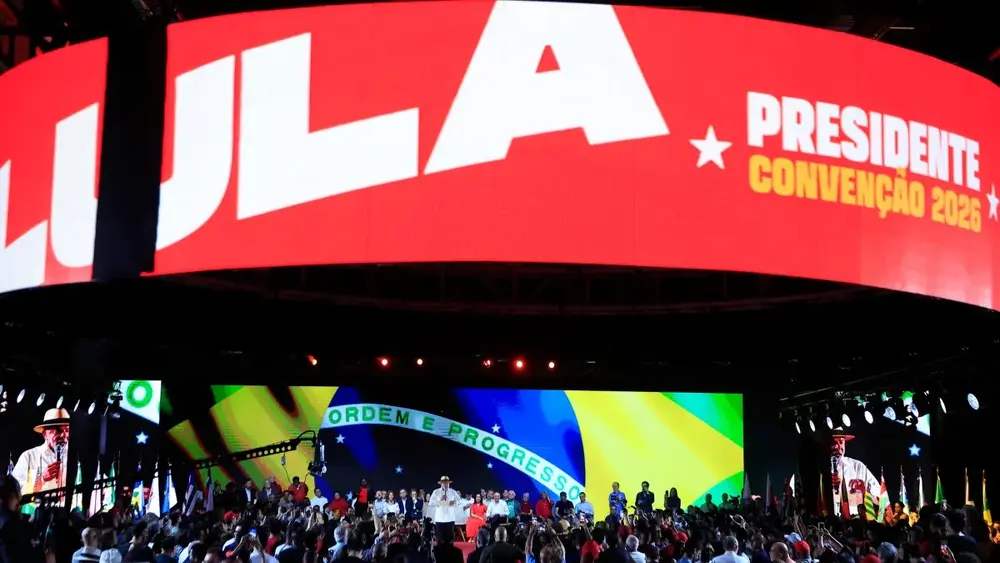 Vermelho, onça e estilo: militância inova em convenção de Lula