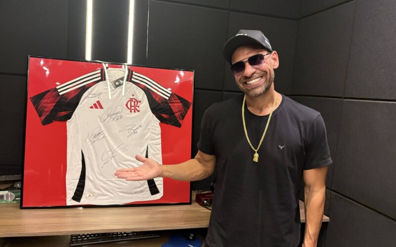 Camisa do Flamengo autografada é rifada para ajudar mulher com câncer