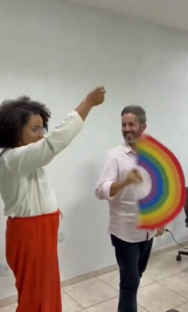 Candidato Leandro Grass aprende a bater leque em campanha