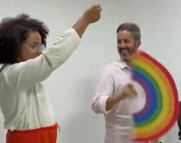 Candidato Leandro Grass aprende a bater leque em campanha