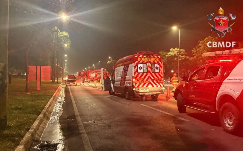 Fiat Punto pega fogo no Eixão Sul e interdita pista