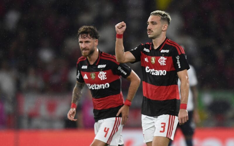 Flamengo empata com Athletico-PR e segue a 4 pontos do líder