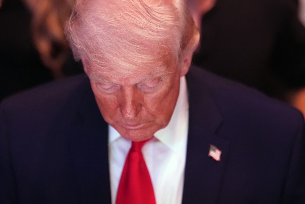 Trump publica foto de navios afundados e provoca Irã